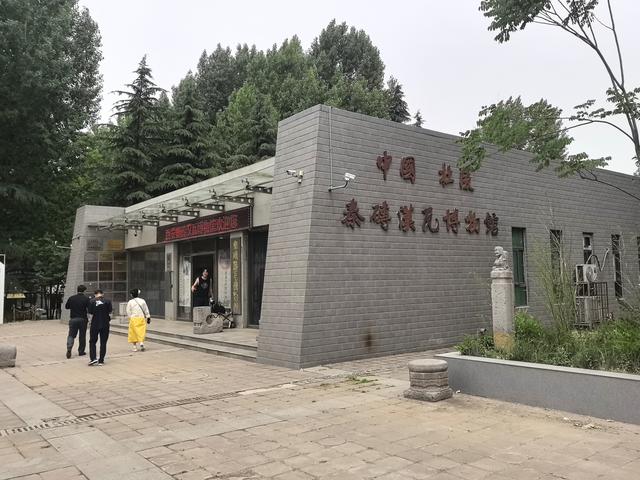 杜陵的主人就是接替海昏侯的汉宣帝，陵园秦砖汉瓦博物馆全国独有