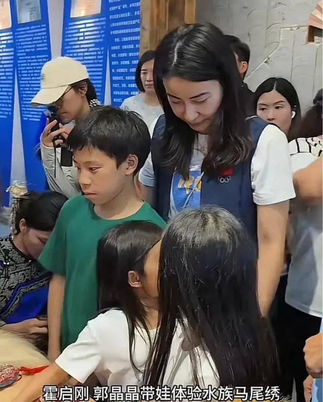郭晶晶霍启刚一家回香港！12岁霍中曦自己拿行李，俩女儿很受宠爱