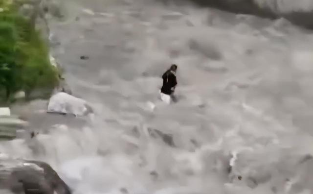 她独自在4700米雪地等死，谁该为这场险些致命的“自由行”买单？