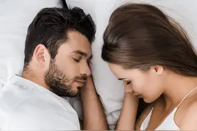 床上的甜蜜密语：增进亲密关系的秘密武器图片