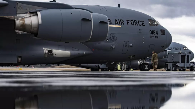 连夜空降英国！成功抓住马杜罗后，美特种部队又瞄上俄罗斯油轮？