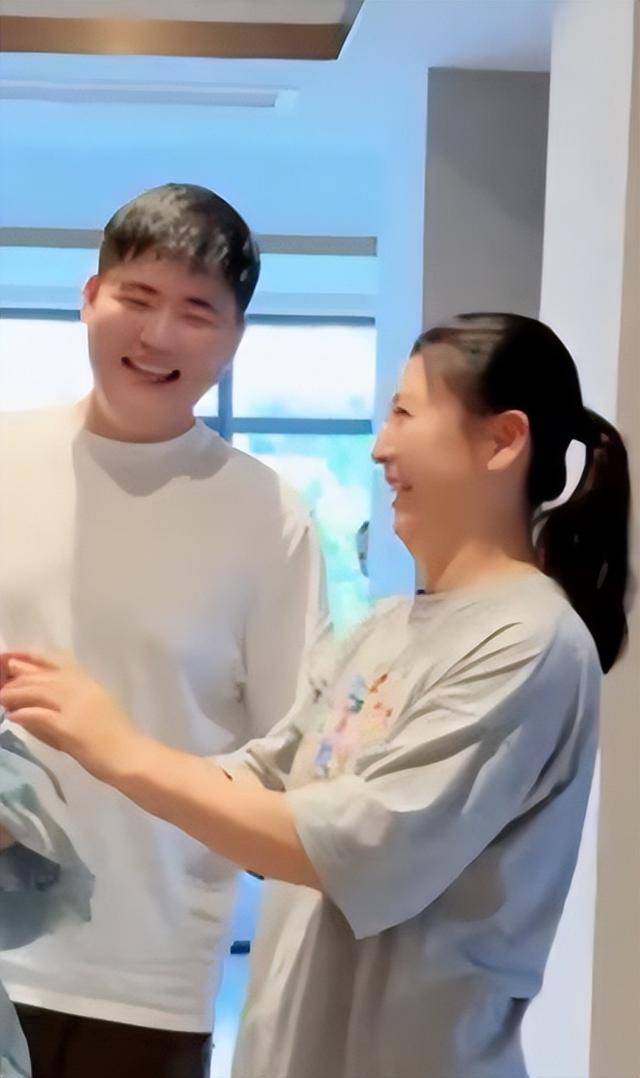 风向变了？央媒公开点名闫学晶，文案信息量大	，32岁儿子也被连累