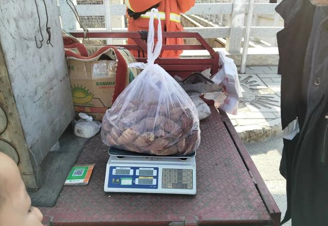宁县街头卖红薯的大爷说：人不能一直烤火，越烤越怕冷