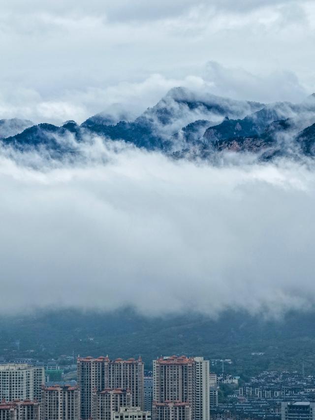 云雾中的泰岳：山与城的对话