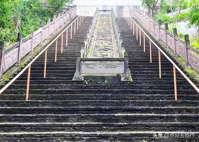 成都彭州被冷落的寺庙，殿宇壮观恢宏，位置堪称上乘，不要门票！