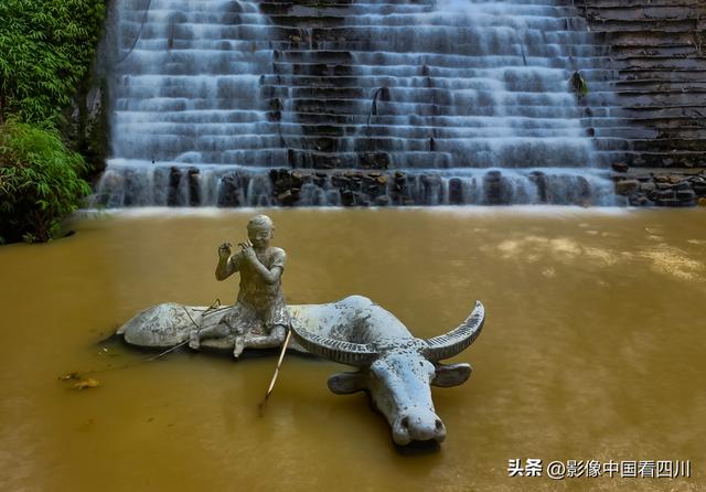 广东信宜：天马山引客来