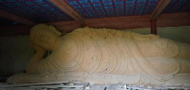 门头沟山顶藏“京西紫禁城”：烂尾十年，荒草里立金瓦大殿