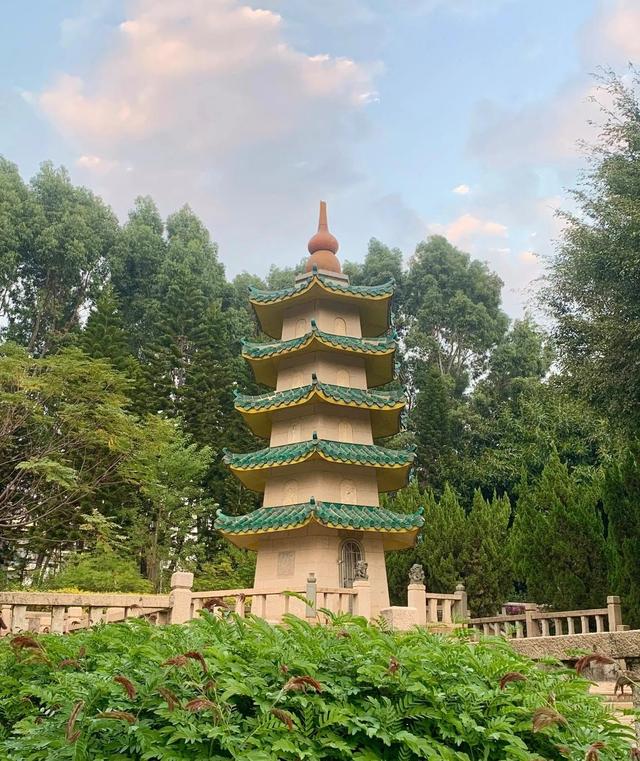 厦门敬贤公园，纪念陈敬贤而建的一座休闲公园，陈嘉庚先生的胞弟