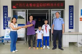 路上捡到一沓钱，怎么办？海南这名学生给出答案→图片