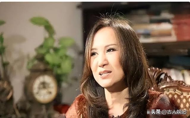 屡次登上春晚走红的郑绪岚，远嫁美国丢了事业，如今她现况如何