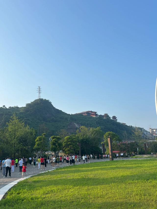 七律·游河边公园