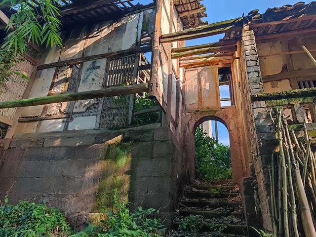 重庆巴南山中藏有一座荒废寺庙，破败不堪，门口石狮守护几百年