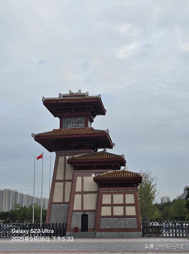 乌云密布，电闪雷鸣，狂风大作，我自岿然不动，是园博园大门也！