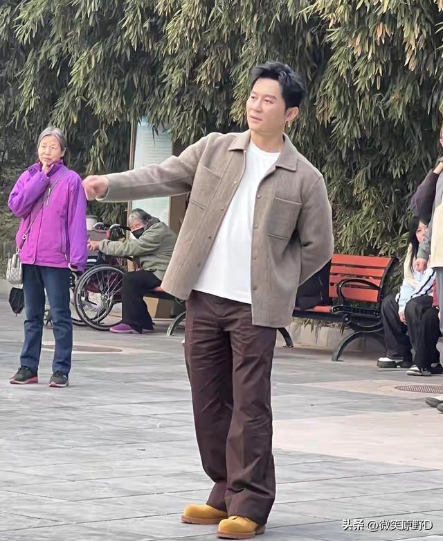46 岁李晨北京公园被偶遇，帅气的魅力引得大妈围观