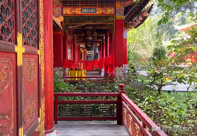 成都最不可低估的寺庙，金碧辉煌，充满皇家气度，公交可直达！