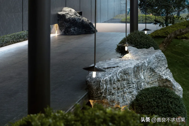 你家小院，如何用“半嵌入墙体”的石头，打造独一无二的景观？