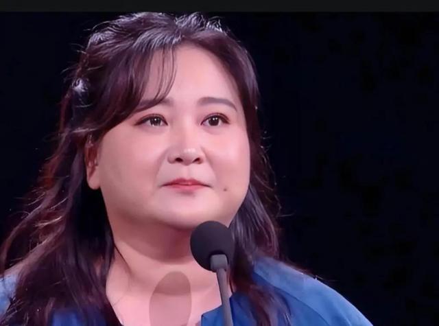 瘦到脱相？43岁的贾玲罕见露面，脸跨不平、又瘦又"颓"，令人唏嘘