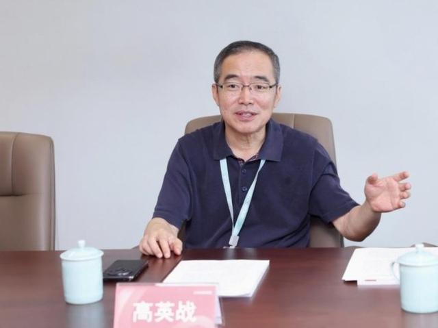 一架泡泡玛特彩绘飞机的背后