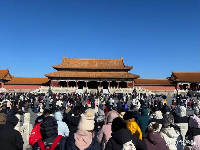 黄果树瀑布“人挤人”上热搜：旺季出游，我们到底在为谁买单？