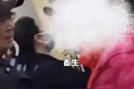 女子乘地铁没给大妈让座，遭大妈辱骂吐口水，目击者：骂得挺恶心图片