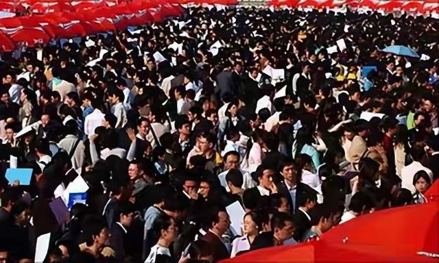 国庆酒店老板懵了！白天人山人海，晚上房间空着，游客都去哪了？
