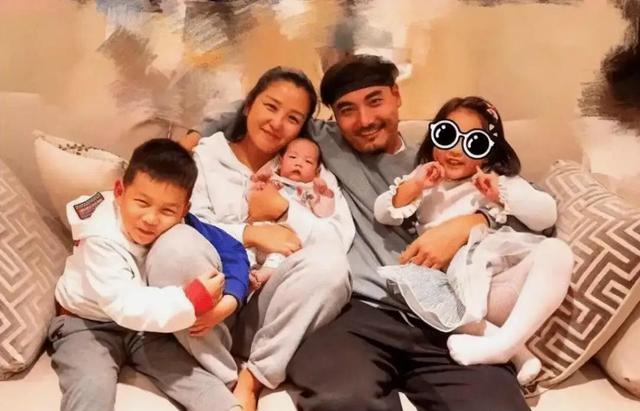 39岁何洁不忍直视，腋下勒出副乳肚子三层肉	，要养4个娃操劳疲惫