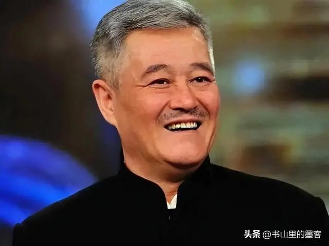 68岁赵本山现身三亚，逛街专人接待，买太多衣服保镖快拎不动袋子