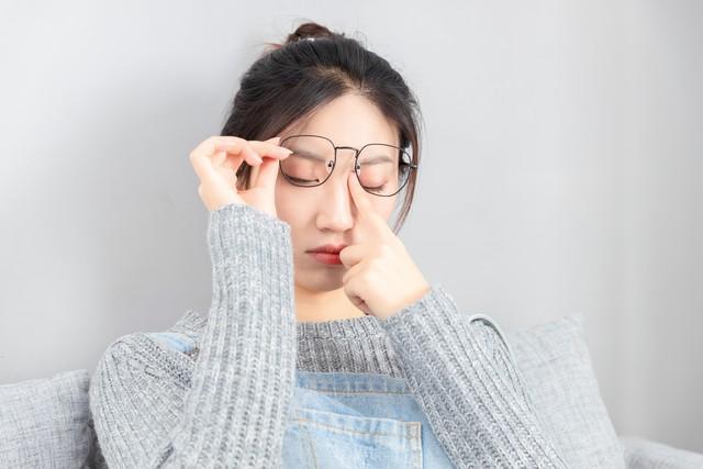 眼睛突然发红干涩？医生提醒：或是脑血栓“潜伏信号”中之一