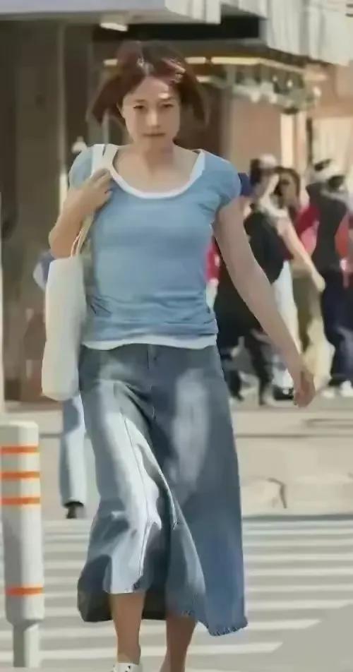 马伊琍现身上海街头，年近五十初看显老像大妈，细看气质犹存