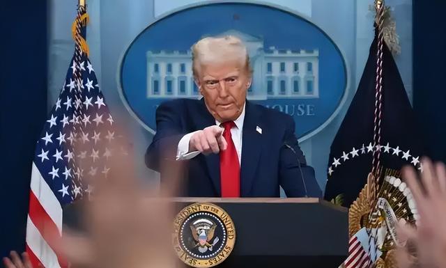 扛不住？美军航母逼近，马杜罗同意求和，特朗普批准CIA秘密行动