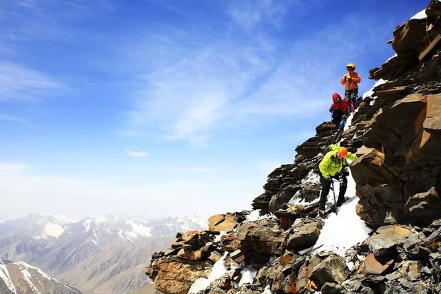 喜马拉雅山谷15人困3天！直升机求援被拒，救援队距营地1.8公里