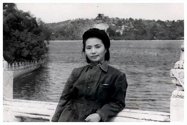 陈毅夫人张茜颜值高有才华，41岁与周总理合影，遗憾52岁英年早逝