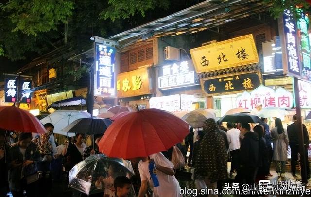 秋雨中的“西安回民街”街市（“陕西之旅”之六）