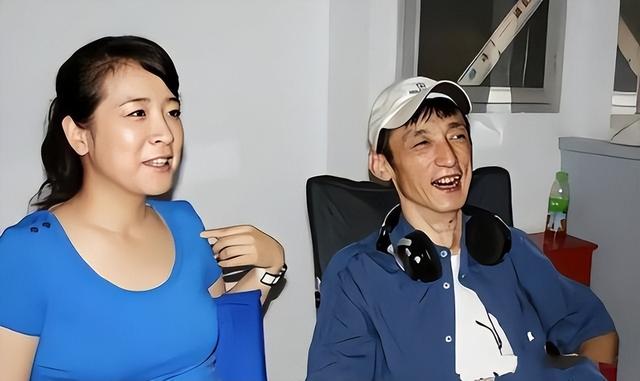 她是国家一级女演员，多次给坐轮椅丈戴绿帽，如今儿子也是演员