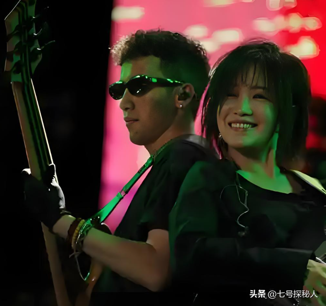 她连续5次上春晚，私下却和恩师同居怀孕被骗流产，现在57岁单身