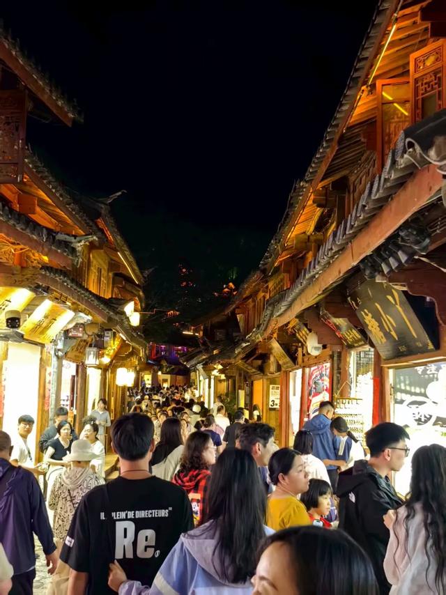 逃离40℃高温！我在丽江20℃的夏夜里，找到了最治愈的人间烟火