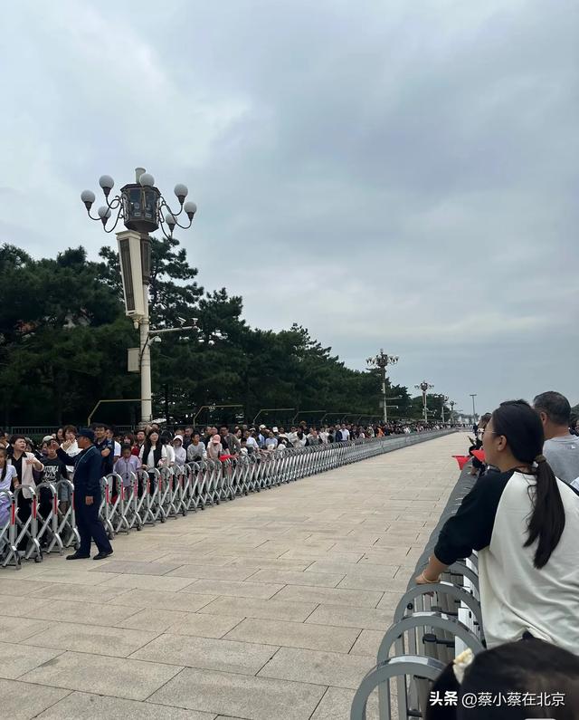 2025年10月4日，国庆节毛主席纪念堂发生的真实场景，排队几百米