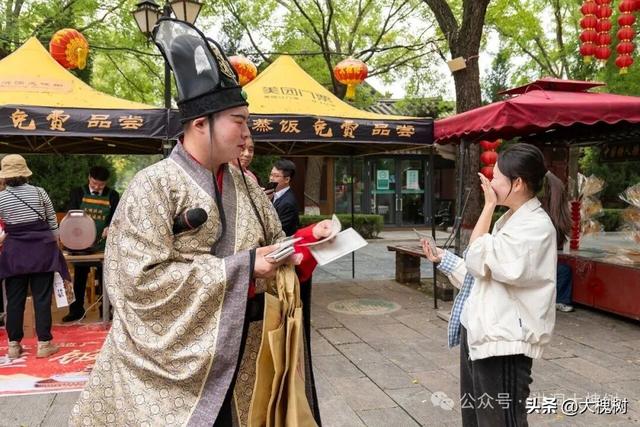 国庆长假首日，洪洞大槐树 “红” 透了！