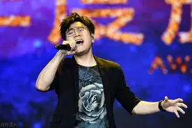 王铮亮献唱女儿毕业典礼，现场秒变演唱会，网友：王铮亮是谁图片