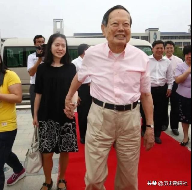 1981年，杜聿明的葬礼上，女儿杜致礼和杨振宁的留影，悲痛难掩！
