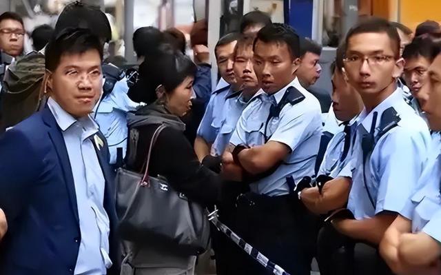苍天饶过谁！拒唱国歌否认中国籍，俩儿子送美国的她，下场如何？