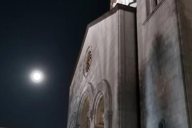 塞尔维亚，老贝城的圣萨瓦大教堂，马赛克壁画把金色用到极致典雅