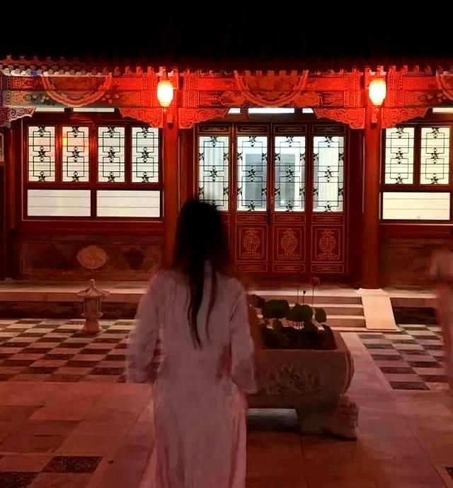 王诗龄大半夜晒北京小院，穿旗袍拍照面无表情，上演“中式恐怖”