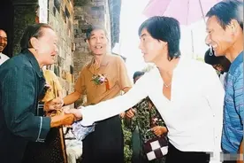 1997年任贤齐与父亲回武汉祭祖，竟看到父亲墓碑，父亲号啕大哭图片