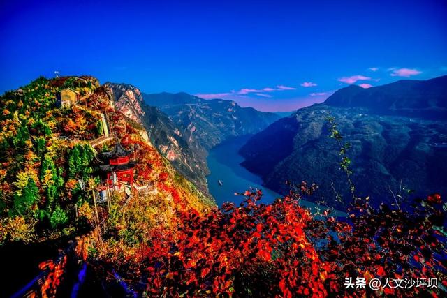 山水浸染秋之色，晚风捎来桂花香