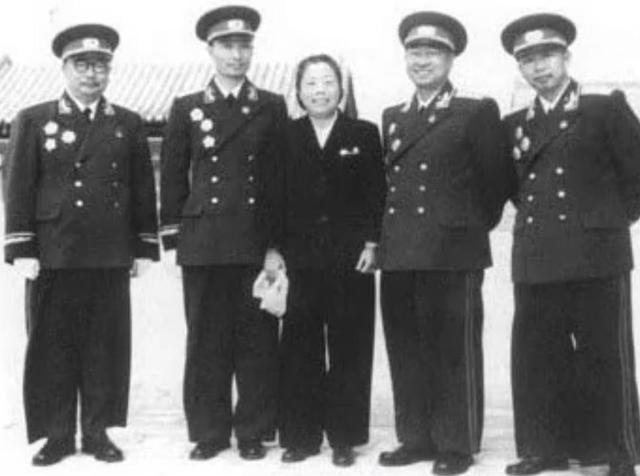 1961年，陈赓突然病逝，周恩来悲痛中给陈锡联打电话：你先去北京