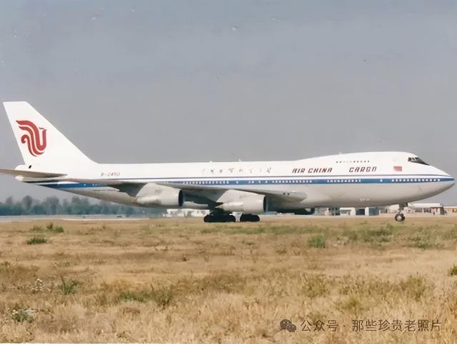 2002年，北京首都机场的飞机