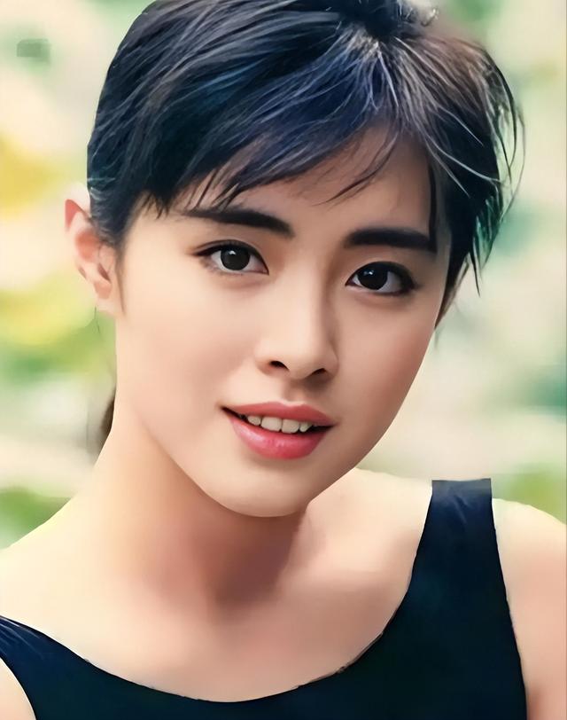 58岁王祖贤温哥华逛菜市场，大腹便便，穿裤衩拖鞋，女神形象全无