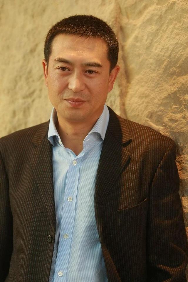 钱再多有什么用！55岁张嘉译现状曝光！病情严重到连走路都站不直