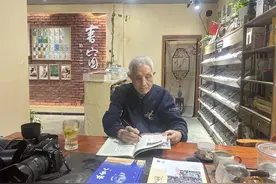 袁泉：八旬作家笔耕不辍，文化路上的追光者图片